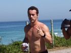 Ator de 'Gabriela' se exercita sem camisa em praia no Rio