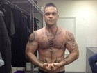 Bombado, Robbie Williams posa sem camisa e mostra músculos 