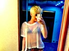 Com blusa transparente, Miley Cyrus divulga foto em rede social
