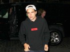 Robert Pattinson fecha a cara e é visto cansado nas ruas de Nova York