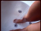 Mayra Cardi posta foto do banho, mas só mostra as pernas