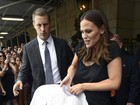 Jennifer Garner deixa hotel com filho em Nova York