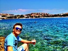 Michel Teló curte praia na Croácia e brinca: 'Tá mais ou menos aqui, viu!'