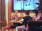 Nathalia Dill janta com o namorado no Rio
