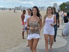 Mirella Santos e Lizzi Benites mostram as pernas na orla do Rio