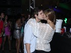 Daniel Erthal troca beijos e carinhos com a namorada em festa no Rio