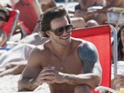 Ex-BBB Rodrigo mostra ótima forma em dia de praia no Rio
