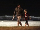 Murilo Benício passeia com o filho mais novo na orla do Rio