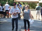 Hilary Duff passeia em Los Angeles com marido e filho
