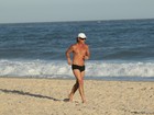 Depois de gravação, Marcello Novaes corre em areia de praia do Rio