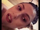 Lady Gaga divulga foto pintando os cabelos