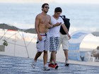 Daniel Rocha, o Roni de 'Avenida', passeia na praia do Leblon, no Rio