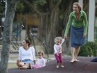 Betty Gofman leva as filhas gêmeas para brincarem na Lagoa, no Rio