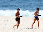 Andréa Beltrão exibe boa forma em praia carioca