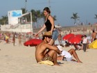 De chapéu e óculos escuros, Emiliano D'Ávila pega sol em praia