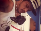 José Loreto posa com cachorrinho: 'Visita gostosa no camarim'