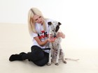 Top Aline Weber posa com cachorro para ajudar ONG