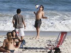 Thiago Martins joga bola com amigos em praia no Rio