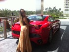 Mulher Melão posta foto ao lado de Ferrari vermelha em Miami: 'Amo'