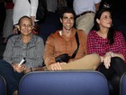 Reynaldo Gianecchini vai ao teatro com a mãe em São Paulo