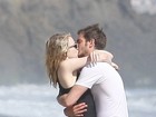 Emma Stone e Andrew Garfield beijam muito em praia de Malibu
