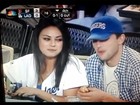 Mila Kunis e Ashton Kutcher fazem boquinha em estádio nos EUA