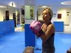 Vai encarar? Sabrina Sato luta muay thai de luvas cor-de-rosa