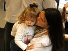 Daniella Sarahyba vai com a filha a aeroporto do Rio