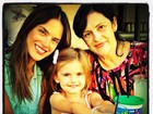 Beleza em família: Alessandra Ambrósio posa com a mãe e a filha