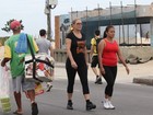 Vera Fischer aproveita domingo para caminhar em orla do Rio
