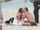 Marcello Novaes e Carol Abras se beijam em gravação na praia