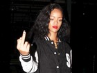 Rihanna faz gesto obsceno para paparazzo