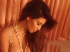 Kim Kardashian posa de sutiã para ensaio