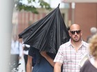 Leonardo DiCaprio usa guarda-chuva para se esconder de paparazzi