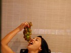  'Apalpada' por ator cuida da beleza com uva e relaxa em banheira