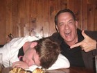 Foto de Tom Hanks com fã 'bêbado' se torna viral na web