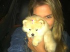 Ex-BBB Adriana posta foto com cachorro: 'Filhinha da mamãe e papai'