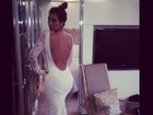 Kim Kardashian posa com vestido decotado