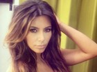 Kim Kardashian posta foto com decote generoso 
