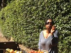 Oprah Winfrey grava programa no jardim de casa e devora tomates