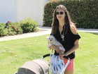 Alessandra Ambrósio se desdobra para passear com filho e cachorrinho