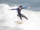 Felipe Dylon pega onda em praia do Rio