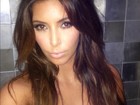Banho de lua: Kim Kardashian posa de biquíni e mostra seus atributos