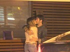 Ingrid Guimarães troca beijos com o marido em restaurante no Rio