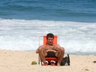 Sozinho, Eriberto Leão pega sol em praia no Rio