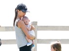 Alessandra Ambrósio passeia com os dois filhos em Los Angeles