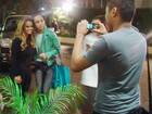 Viviane Araújo posa com fãs em porta de hotel