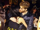 Beijo de cinema! Thiago Fragoso namora em festa de novela no Rio