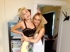 Miley Cyrus posta foto no Twitter com sua mãe