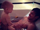 Neymar posta foto com o filho: 'Banheira com o molecão'